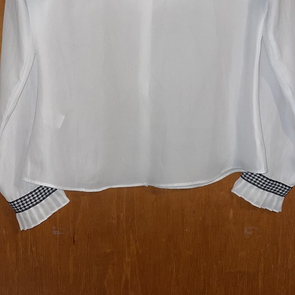 •FASHION NOVA•NWOB WHITE SHEER PLEATED HOUNDSTOOTH BUTTON DOWN BLOUSE SIZE MED. - Picture 6 of 9
